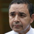 ARCHIVO - El representante demócrata Henry Cuellar habla con un reportero durante un evento de campaña el 4 de mayo de 2022, en San Antonio. (AP Foto/Eric Gay, archivo)