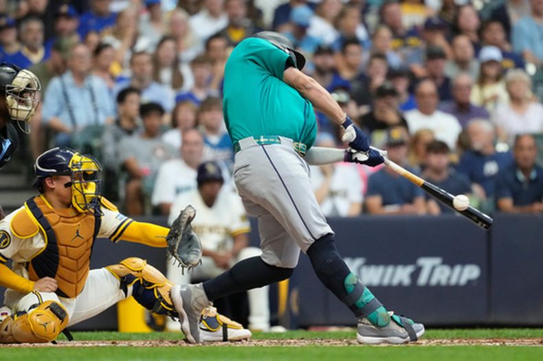 Josh Naylor, de los Marineros de Seattle, conecta un sencillo de dos carreras en el encuentro del miércoles 19 de agosto de 2026 ante los Cerveceros de Milwaukee (AP Foto/Aaron Gash)