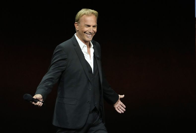 Kevin Costner, director y protagonista de la próxima película Horizon: An American Saga, llega al escenario durante la presentación de Warner Bros. Pictures en CinemaCon 2024, el martes 9 de abril de 2024, en Las Vegas. (Foto AP/Chris Pizzello)