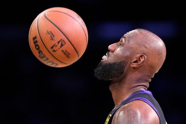 LeBron James, alero de los Lakers de Los Ángeles, observa el balón durante el partido del martes 3 de marzo de 2026, ante los Pelicans de Nueva Orleáns (AP Foto/Mark J. Terrill)