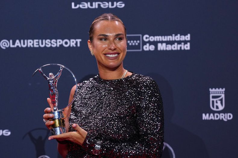 Aryna Sabalenka, tenista bielorrusa, posa con el trofeo que la reconoce como La Deportista del Año en la entrega de los Premios Laureus 2026, el lunes 20 de abril de 2026, en Madrid, España. (AP Foto/Manu Fernandez)