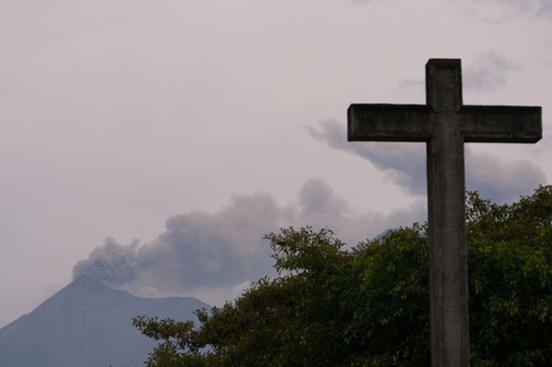 Nubes de ceniza se elevan desde el cráter del Volcán de Fuego, visto desde San Pedro Las Huertas, Guatemala, el martes 4 de agosto de 2026. (AP Foto/Moises Castillo)