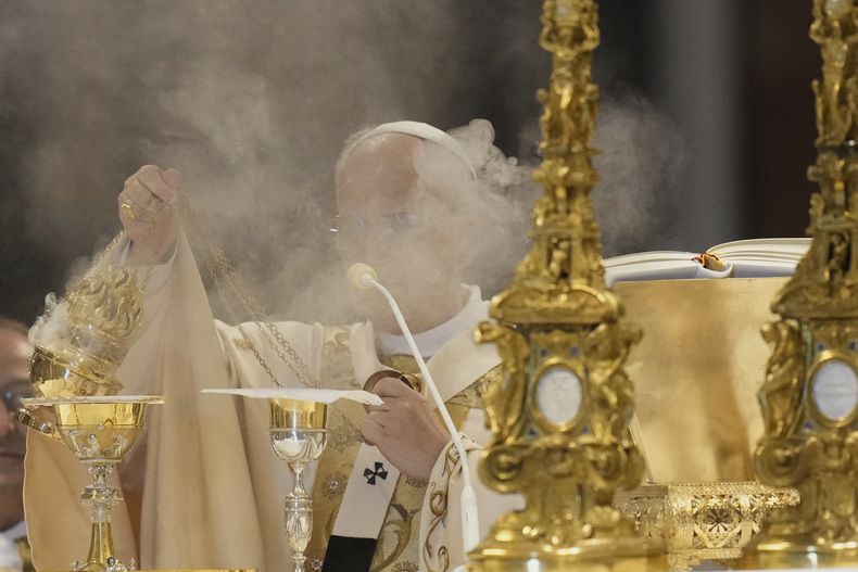 El papa León XIV da la misa en la Basílica de San Juan de Letrán y toma posesión de la Cátedra Romana, formalizando su papel como obispo de Roma, en Roma, el domingo 25 de mayo de 2025. (AP Foto/Gregorio Borgia)