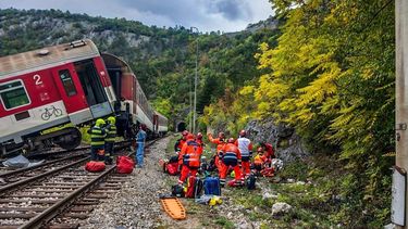 En esta imagen publicada por la policía eslovaca, rescatistas atienden a pasajeros heridos tras un choque de trenes cerca de Roznava, Eslovaquia, el lunes 13 de octubre de 2025. (Slovak Police via AP)
