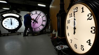 Scott Gow, un fabricante de relojes, ajusta un reloj en la Electric Time Company, en Medfield, Massachusetts, el 30 de octubre del 2024 (AP foto/Charles Krupa)