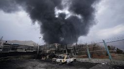 ARCHIVO – Una espesa columna de humo se levanta en una instalación de almacenamiento de petróleo alcanzada por un ataque de Estados Unidos e Israel en Teherán, Irán, el 8 de marzo de 2026. (AP Foto/Vahid Salemi, Archivo)