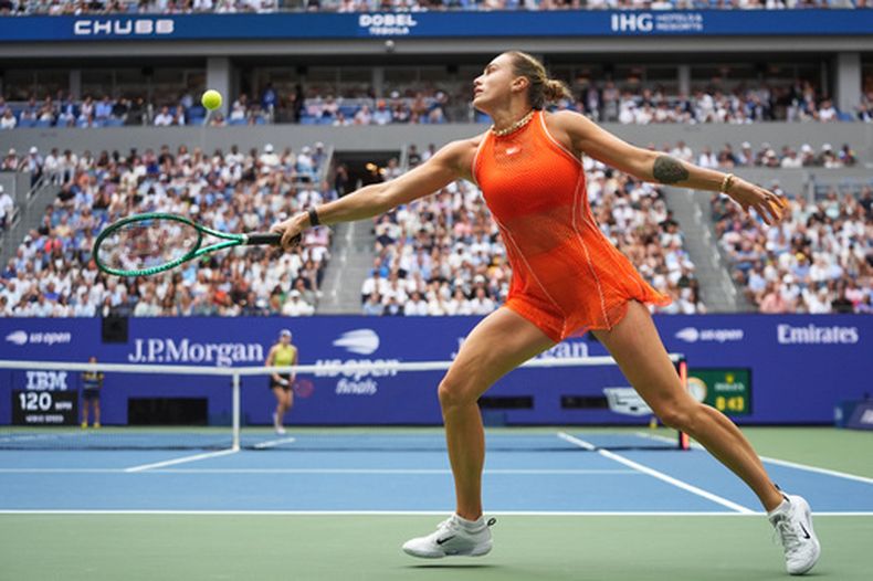 Aryna Sabalenka devuelve ante Elena Rybakina durante la final del US Open, el sábado 12 de septiembre de 2026, en Nueva York. (AP Foto/Frank Franklin II)