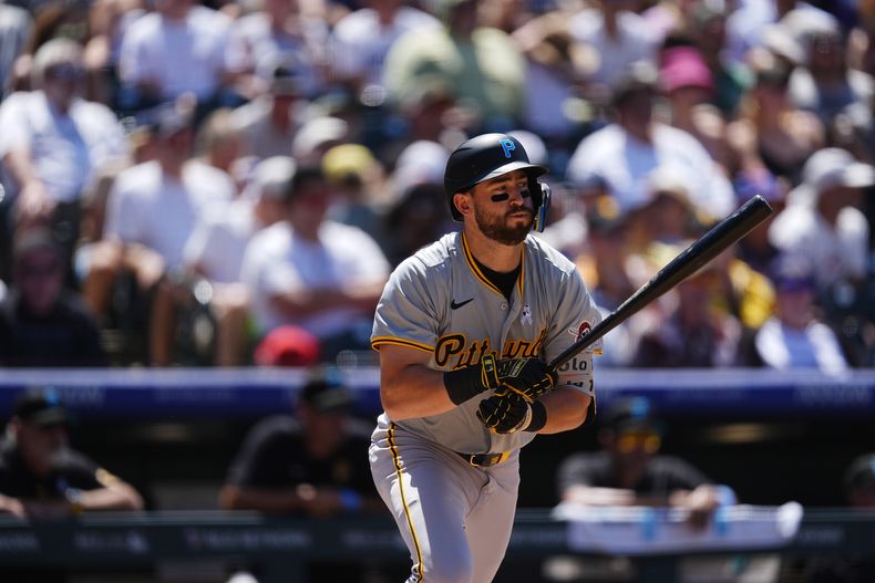 Jared Triolo, de los Piratas de Pittsburgh, se enfila a primera base después de pegar una linea de dos carreras frente al relevista de los Rockies de Colorado Victor Vodnik en la sexta entrada del juego de béisbol el domingo 16 de junio de 2024, en Denver. (AP Foto/David Zalubowski)