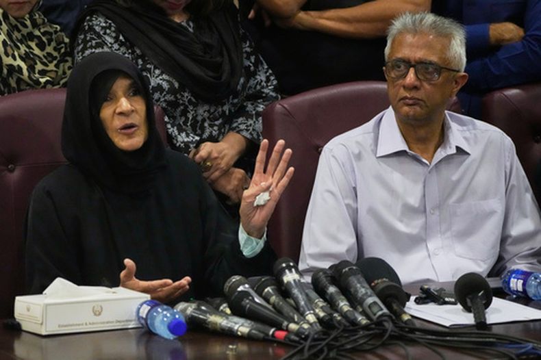 Uzma Khan (izquierda), hermana del ex primer ministro de Pakistán Imran Khan, habla junto al médico personal de Khan, Faisal Sultan, durante una conferencia de prensa en Islamabad, Pakistán, el 21 de agosto de 2026. (AP Foto/Anjum Naveed)