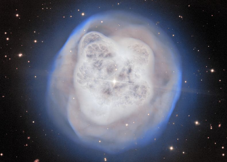 En la imagen, proporcionada por NOIRLab, de la Fundación Nacional de Ciencia de Estados Unidos el jueves 21 de mayo de 2026, aparece la Nebulosa Bola de Cristal. (NSF NOIRLab vía AP)