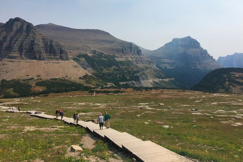 ARCHIVO – Varias personas caminan en el Parque Nacional de los Glaciares en Montana. (AP Foto/Beth J. Harpaz, Archivo)