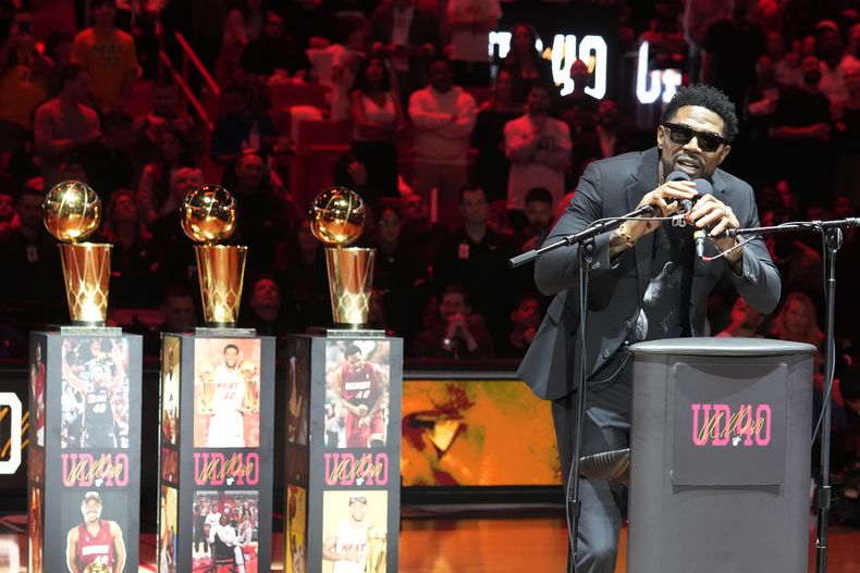 El exjugador del Heat de Miami Udonis Haslem se dirige a los presentes durante la ceremonia en el entretiempo, donde su camiseta número 40 fue retirada en el partido de la NBA ante los Hawks de Atlanta, el viernes 19 de enero de 2024. (AP Foto/Marta Lavandier)