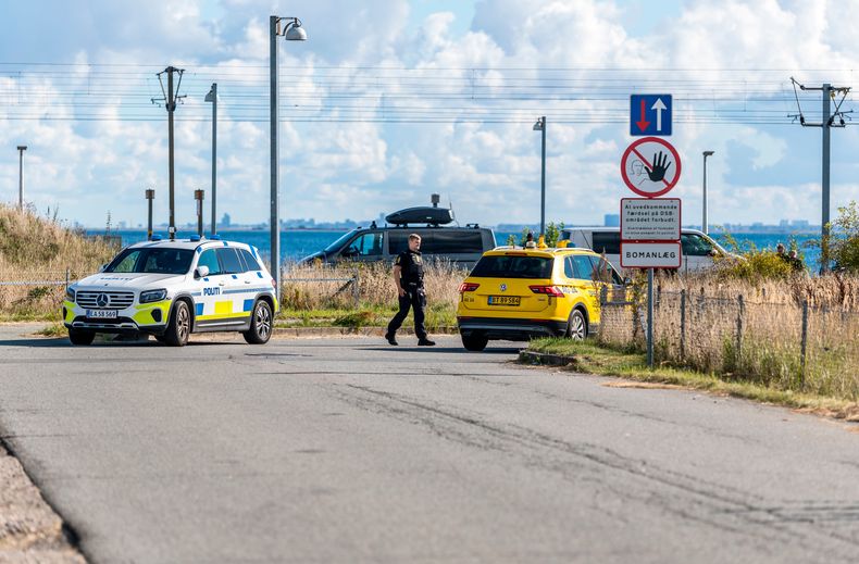 Agentes de la policía y el Servicio de Inteligencia de Dinamarca, en las inmediaciones del aeropuerto de Copenhague, en Kystvejen, el 23 de septiembre de 2025, tras el avistamiento de drones sobre el aeródromo en la víspera. (Steven Knap/Ritzau Scanpix vía AP)