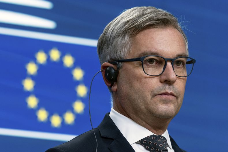 ARCHIVO – El Comisionado Europeo de Asuntos Internos y Migración, Magnus Brunner, habla en una conferencia de medios tras una reunión de los ministros de justicia e interior de la UE en la sede del Consejo Europeo en Bruselas, el 12 de diciembre de 2024. (AP Foto/Omar Havana, Archivo)