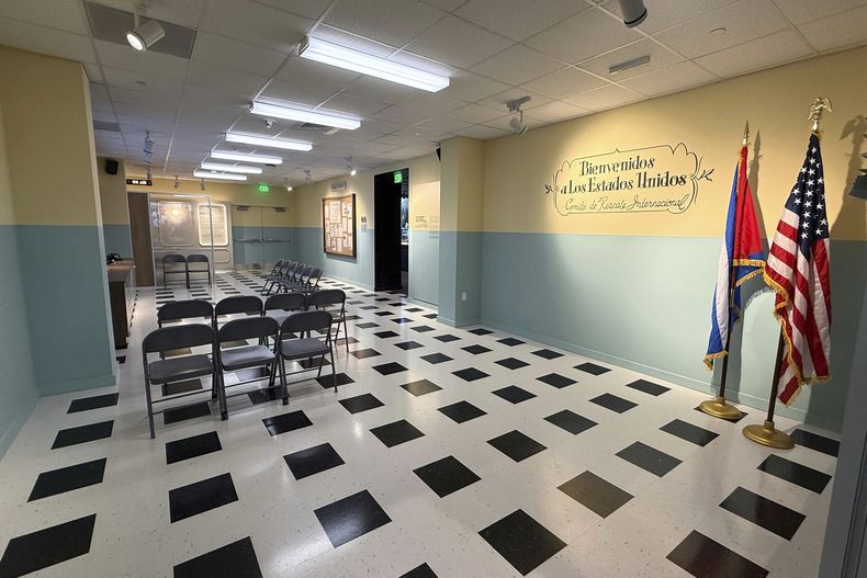 Una reproducción de la sala principal de procesamiento del Programa de Asistencia a Refugiados Cubanos, en la Torre de la Libertad, en Miami, el 8 de agosto de 2025. (AP Foto/Joshua Goodman)