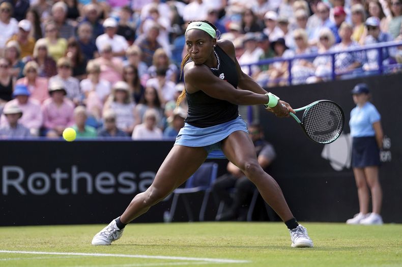 La estadounidense Coco Gauff regresa la bola en el duelo de cuartos de final ante su compatriota Jessica Pegula en el Abierto de Eastbourne el jueves 29 de junio del 2023. (Gareth Fuller/PA via AP)