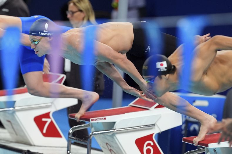 El francés Leon Marchand compite en los 200 metros combinados de los Juegos Olímpicos de París, el jueves 1 de agosto de 2024. (AP Foto/Martin Meissner)