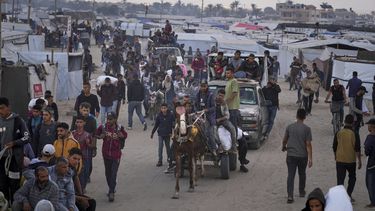 Palestinos llevan bolsas cargadas con comida y ayuda humanitaria proporcionada por la Fundación Humanitaria de Gaza, una organización con apoyo estadounidense autorizada por Israel, en Jan Yunis, en el sur de la Franja de Gaza, el martes 3 de junio de 2025. (AP foto/Abdel Kareem Hana)