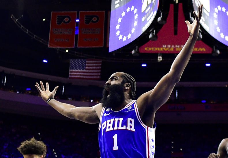 ARCHIVO - El base James Harden de los 76ers de Filadelfia durante un partido de los playoffs contra los Nets de Brooklyn, el lunes 17 de abril de 2023, en Filadelfia. (AP Foto/Derik Hamilton)