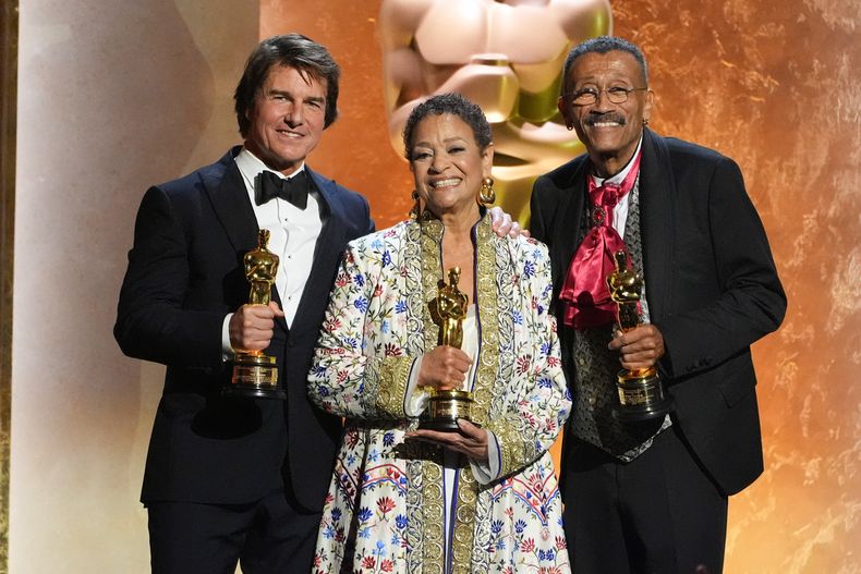 Tom Cruise, de izquierda a derecha, Debbie Allen y Wynn Thomas, ganadores de premios honoríficos de la Academia, posan en el escenario durante la 16.ª entrega de los Premios de los Gobernadores el domingo 16 de noviembre de 2025 en el salón Ray Dolby de Los Ángeles. (Foto AP/Chris Pizzello)