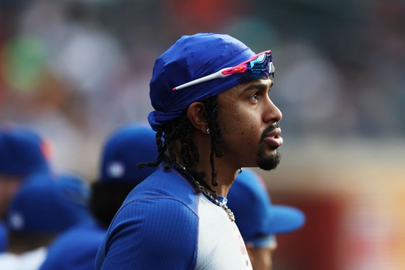 Un lesionado Francisco Lindor observa desde el dugout de los Mets de Nueva York durante la octava entrada de un partido de béisbol contra los Rojos de Cincinnati, el lunes 25 de mayo de 2026, en Nueva York. (Foto AP/Heather Khalifa)