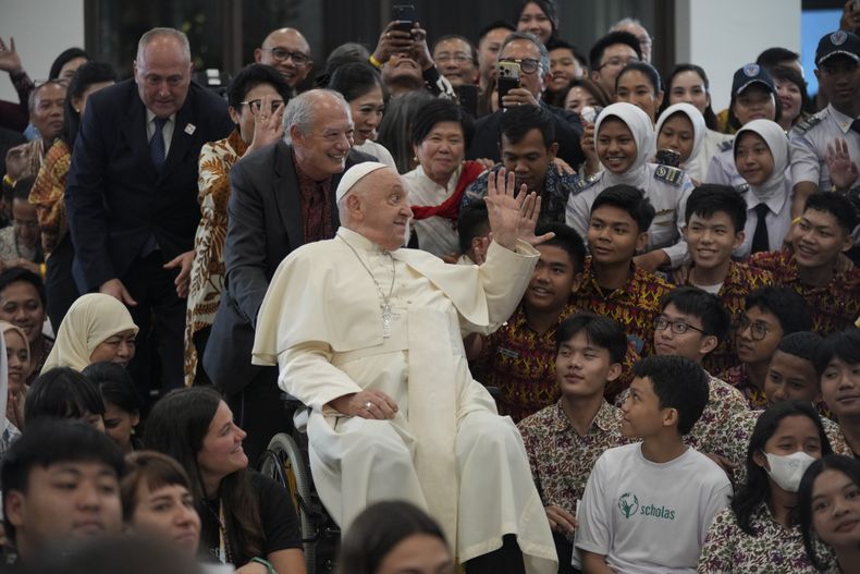 El papa Francisco saluda a jóvenes de Scholas Occurrentes en Centro Juvenil Grha Pemuda en Yakarta, Indonesia, el miércoles 4 de septiembre de 2024. (AP Foto/Tatan Syuflana, Pool)