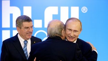americateve | El presidente ruso Vladimir Putin (derecha) abraza al presidente de la FIFA Joseph Blatter mientras el presidente del COI Thomas Bach (izquierda) observa durante una recepci&oacute;n por los Juegos Ol&iacute;mpicos de Invierno el martes 4 de febrero de 20