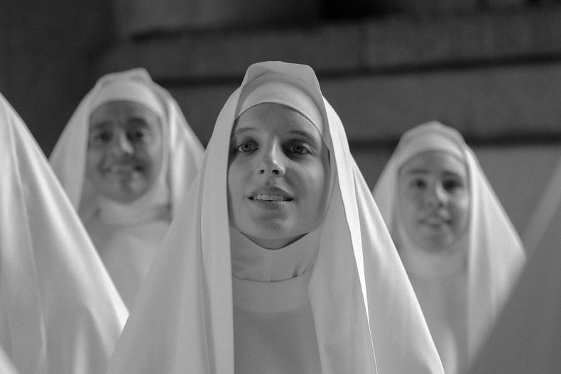 En esta imagen proporcionada por Netflix, Paula Luchsinger en una escena de El Conde. (Pablo Larraín/Netflix vía AP)