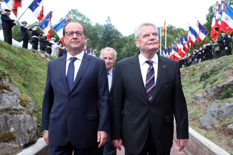 El presidente franc&eacute;s Francois Hollande y su colega alem&aacute;n Joachim Gauck arriban a una ceremonia en ocasi&oacute;n del centenario del inicio de la I Guerra Mundial, en el Monumento Nacional de  Hartmannswillerkop, en Wattwiller, Francia, el