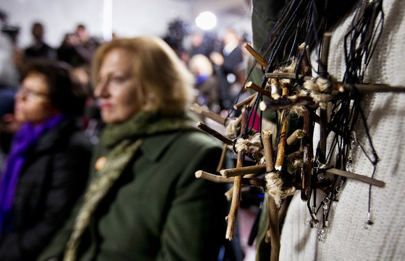 Liza Medina, al centro, al lado de May Santiago que sostiene cruces de madera, durante el lanzamiento de la campa&ntilde;a Ayuno por las Familia, en la que los activistas de diversas organizaciones que defienden a los inmigrantes realizar&aacute;n un ayun