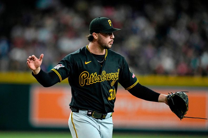 Paul Skenes, abridor de los Piratas de Pittsburgh, festeja tras lograr un out en el juego del miércoles 6 de mayo de 2026 ante los Diamondbacks de Arizona (AP Foto/Ross D. Franklin)