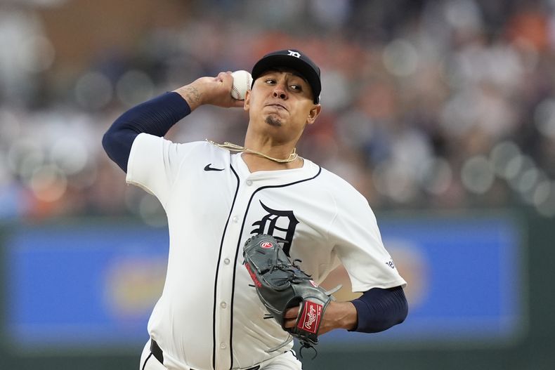El lanzador abridor de los Tigres de Detroit, Keider Montero, lanza durante la segunda entrada contra los Rays de Tampa Bay, el miércoles 25 de septiembre de 2024, en Detroit. (AP Foto/Carlos Osorio)