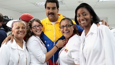 americateve | Cada semana una media de quince médicos cubanos intentan fugarse de Venezuela y huir al «mundo capitalista», habitualmente Estados Unidos. En el último año han escapado unos 700 facultativos, en un éxodo agravado por el deterioro de las condiciones económ