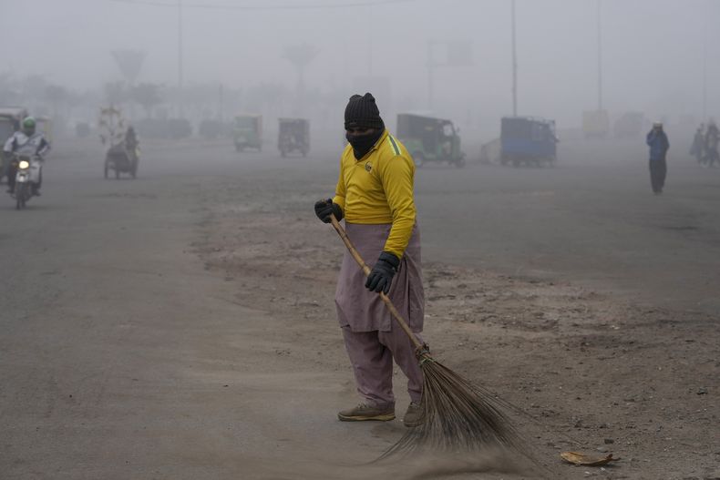 ARCHIVO - Un barrendero limpia en medio del smog que reduce la visibilidad en Lahore, Pakistán, el 11 de enero de 2024. (AP Foto/K.M. Chaudary, archivo)