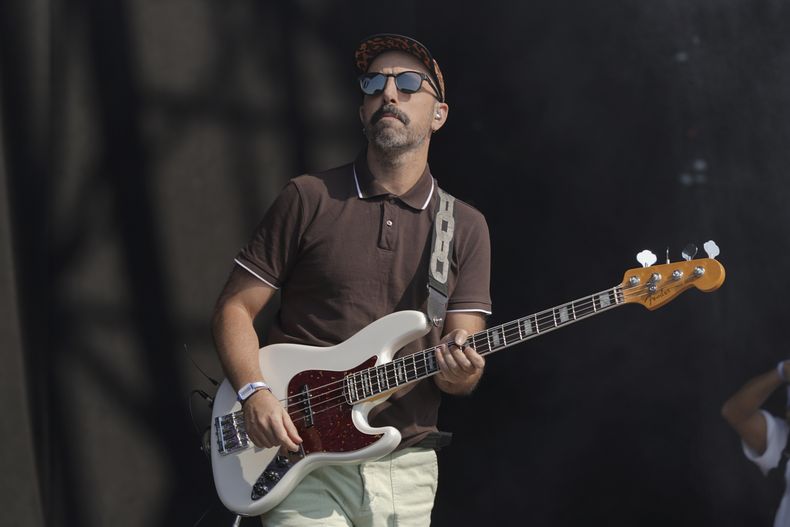 Santiago Marrero de la banda uruguaya Cuarteto de Nos durante su presentación en la 25ª edición del festival de música Vive Latino en la Ciudad de México, el domingo 16 de marzo de 2025. (Foto AP/Aurea Del Rosario)