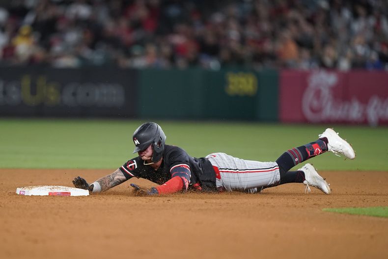 El puertorriqueño de los Mellizos de Minnesota José Miranda se desliza hacia segunda tras batear un doble en la sexta entrada ante los Angelinos de Los Ángeles el viernes 26 de abril del 2024. (AP Foto/Ryan Sun)