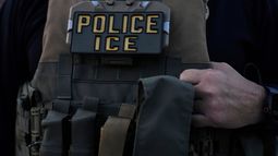 Un agente del Servicio de Inmigración y Control de Aduanas de EEUU (ICE) participa en una operación matutina en Park Ridge, Illinois, el 19 de septiembre de 2025. (AP Foto/Erin Hooley)