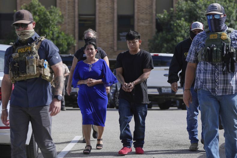 Agentes federales escoltan a una familia a la que detuvieron en una corte de inmigración en San Antonio, Texas, el 22 de julio del 2025. (AP foto/Eric Gay)