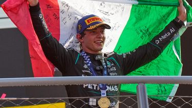 ARCHIVO - Foto del 6 de septiembre del 2026, el piloto italiano Kimi Antonelli de Mercedes celebra en el podio tras ganar el Gran Premio de Monza. (AP Foto/Luca Bruno, Archivo)