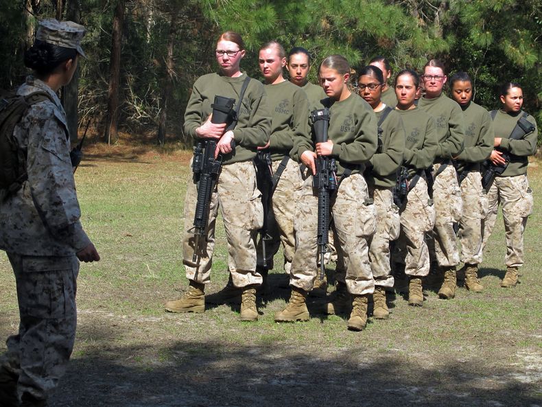 Reclutas de la Infanter&iacute;a de Marina en la Estaci&oacute;n de Entrenamiento en Parris Island, Carolina del Sur en una fotograf&iacute;a del 21 de febrero de 2013. M&aacute;s de la mitad de las mujeres de la infanter&iacute;a de marina en los campos