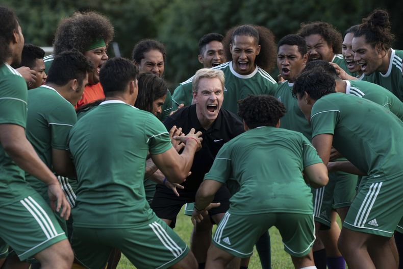 En esta imagen proporcionada por Searchlight Pictures, Michael Fassbender, centro, con el resto del elenco de Next Goal Wins. (Hilary Bronwyn Gayle/ Searchlight Pictures vía AP)