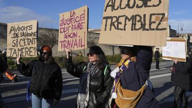 ARCHIVO – Activistas muestran pancartas en una manifestación a favor de los derechos de las mujeres, el 14 de diciembre de 2024 en Aviñón, en el sur de Francia, donde se realiza el juicio de decenas de hombres acusados de violar a Gisèle Pelicot tras haber sido drogada por su marido. (AP Foto/Aurelien Morissard), Archivo)
