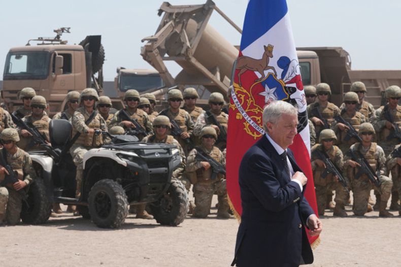 El presidente chileno, José Antonio Kast, llega a una rueda de prensa en la base militar Solo de Zaldívar, cerca del paso fronterizo de Chacalluta, en Arica (Chile), el lunes 16 de marzo de 2026, tras firmar un decreto destinado a frenar la migración irregular a lo largo de la frontera norte con Perú y Bolivia. (Foto AP/Esteban Félix)