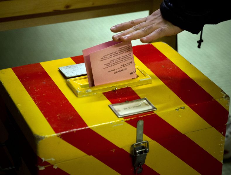 Un suizo vota en el centro de Ginebra, Suiza, sobre una propuesta para limitar la inmigraci&oacute;n en el pa&iacute;s alpino, el domingo 9 de febrero del 2014. (Foto AP/Anja Niedringhaus))