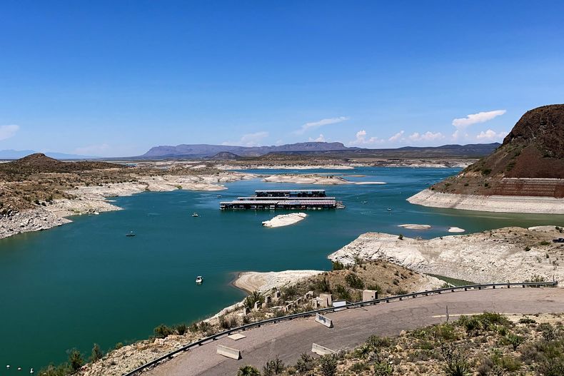 ARCHIVO - Bajos niveles de agua en una reserva cerca de Truth of Consequences, Nuevo México, el 10 de julio de 2021. (AP Foto/Susan Montoya Bryan, Archivo)