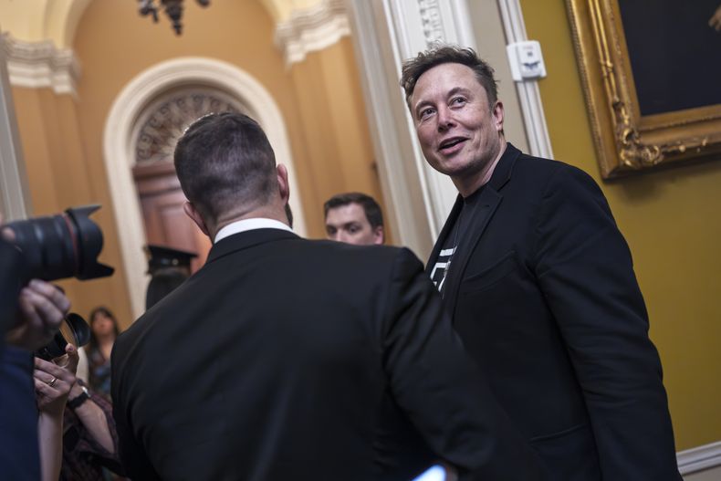 Elon Musk sale del Capitolio tras reunirse con republicanos del Senado, el miércoles 5 de marzo de 2025, en Washington. (AP Foto/J. Scott Applewhite)