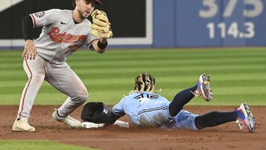Orioles logran triple play y evitan barrida ante Azulejos