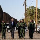 ARCHIVO - El presidente estadounidense Joe Biden camina junto con agentes de la Patrulla Fronteriza en un tramo de la frontera entre Estados Unidos y México, el domingo 8 de enero de 2023, en El Paso, Texas. (AP Foto/Andrew Harnik, archivo)