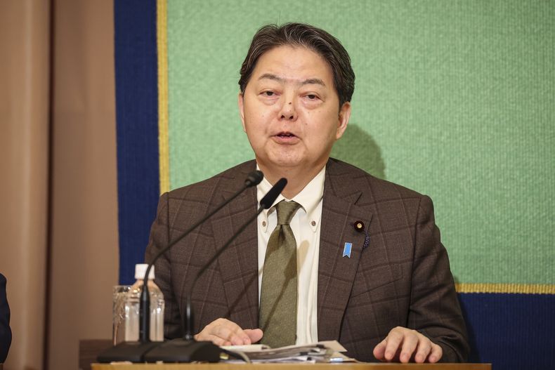 ARCHIVO – El secretario jefe del Gabinete de Japón, Yoshimasa Hayashi, candidato del gobernante Partido Demócrata Liberal (LDP, por sus siglas en inglés) en la elección presidencial, habla en un debate en el Club Nacional de Prensa de Japón, en Tokio, el 14 de septiembre de 2024. (Takashi Aoyama/Pool Foto vía AP, Archivo)