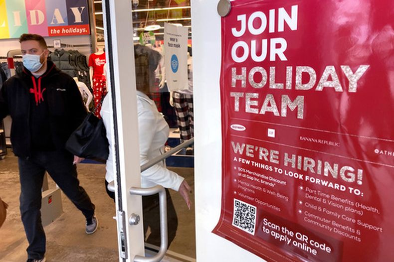 Aviso de vacantes de empleo en una tienda minorista en Vernon Hills, Illinois, el 13 de noviembre de 2021. (Foto AP/Nam Y. Huh)